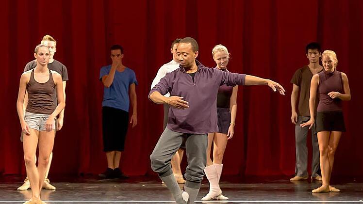Coburgs Ballettdirekotr Mark McClain bei beim offenen Training auf der Bühne des Landestheaters.