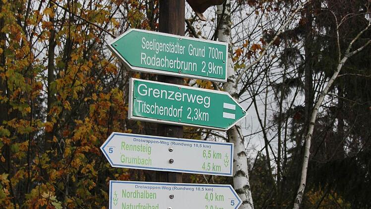 Wanderwegweiser am Kolonnenweg Foto: Friedwald Schedel