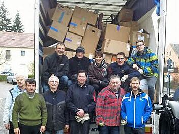 Auch vom Regen ließen sich die Helfer des Lions-Clubs und von "Haßfurt hilft" nicht abhalten, um einen weiteren Hilfstransport für Rumänien zu beladen. Randvoll war der 40-Tonner schließlich. Lions-Präsident Alexander Ambros (vorne, Dritter von rechts) und Reiner Schuster von "Haßfurt hilft" (links daneben) packten mit an.  Foto: Sabine Weinbeer