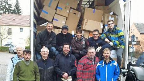 Auch vom Regen ließen sich die Helfer des Lions-Clubs und von "Haßfurt hilft" nicht abhalten, um einen weiteren Hilfstransport für Rumänien zu beladen. Randvoll war der 40-Tonner schließlich. Lions-Präsident Alexander Ambros (vorne, Dritter von rechts) und Reiner Schuster von "Haßfurt hilft" (links daneben) packten mit an.  Foto: Sabine Weinbeer