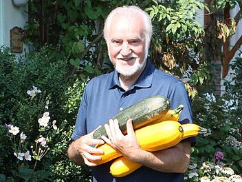 Jupp Schröder mit seiner Zucchini-Ernte vom Freitag. Er betont: "Ich kaufe mein Saatgut jedes Jahr neu beim Gärtner." Foto: privat