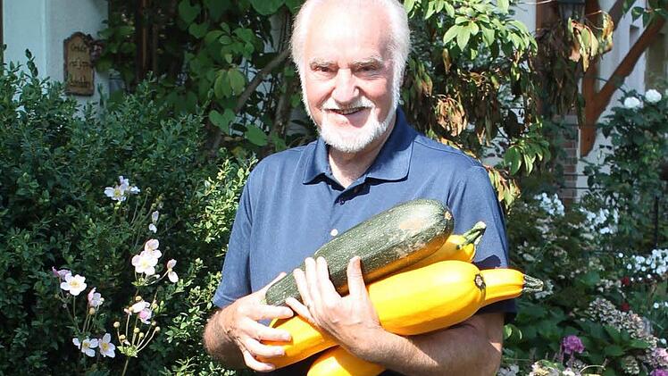 Jupp Schröder mit seiner Zucchini-Ernte vom Freitag. Er betont: "Ich kaufe mein Saatgut jedes Jahr neu beim Gärtner." Foto: privat