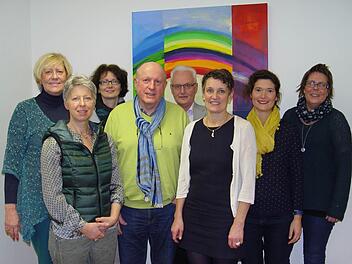 Der alte Vorstand ist auch wieder der neue (von links): Cornelia Borowski, Margarete Weiner, Elke Meißner, Hans Dietrich Unger, Dieter Krämer, Charlotte Richter, Sandra Müller sowie Daniela Wagner (Schulleiterin). Foto: Brigitta Kempe-Wolf