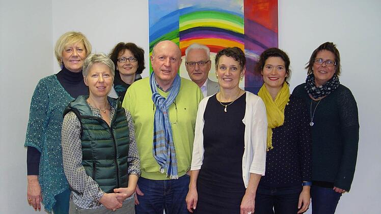 Der alte Vorstand ist auch wieder der neue (von links): Cornelia Borowski, Margarete Weiner, Elke Meißner, Hans Dietrich Unger, Dieter Krämer, Charlotte Richter, Sandra Müller sowie Daniela Wagner (Schulleiterin). Foto: Brigitta Kempe-Wolf