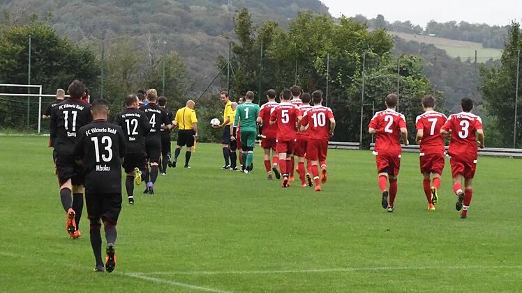 Die Fuschter und die Spieler der Viktoria beim Einlaufen. Foto: Hopf