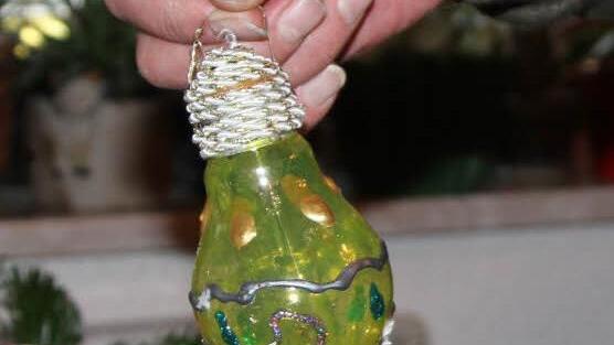 Wahrscheinlich in der Nachkriegszeit fand diese ausgediente Glühbirne mit Dekor versehen weitere Verwendung als Christbaumschmuck. Foto: Klaus Klaschka
