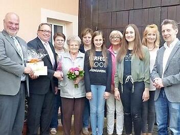 Louise Regel (mit Blumen) mit (von links) Schwiegersohn Rudi Fechner, Bürgermeister Ralf Holzmann, stellvertretendem Landrat Dieter Schaar, Tochter Gretel Fechner, Tochter Astrid Mahr, Urenkelin Amelie Fechner, Stanka Stübinger, Urenkelin Vanessa Fechner, Tanja Fechner, Pfarrer Matthias Rückert, Enkelin Iris Friedlein-Feulner und Enkel Klaus Fechner.  Foto: Klaus-Peter Wulf