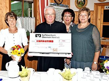Im Rahmen des Sommerfestes der Garten- und Blumenfreunde von Weismain überreichten (v. l.) Vorsitzende Helga Selent, ihre Schatzmeisterin Gundi Karlisch und Zweite Vorsitzende Brigitte Kunstmann an Pfarrer Gerhard Möckel für die Renovierung der Kreuzkapelle eine Spende in Höhe von 1000 Euro. Foto: Dieter Radziej