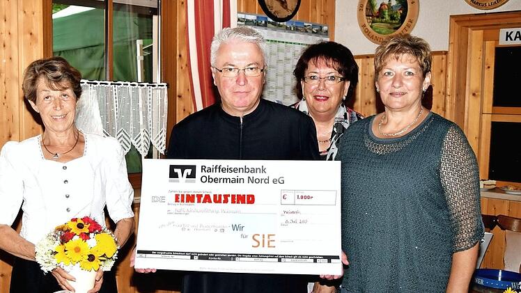 Im Rahmen des Sommerfestes der Garten- und Blumenfreunde von Weismain überreichten (v. l.) Vorsitzende Helga Selent, ihre Schatzmeisterin Gundi Karlisch und Zweite Vorsitzende Brigitte Kunstmann an Pfarrer Gerhard Möckel für die Renovierung der Kreuzkapelle eine Spende in Höhe von 1000 Euro. Foto: Dieter Radziej