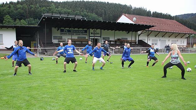 Nicht nur in der Kreisklasse, sondern auch beim Hüftkreisen sind die Kicker des FC Wallenfels um Spielertrainer Michael Herrmann (Zweiter von rechts) nicht zu schlagen. Für die notwendige Motivation sorgt Powerfrau Kerstin Neubauer.  Foto: Andreas Schmit