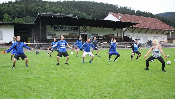 Nicht nur in der Kreisklasse, sondern auch beim Hüftkreisen sind die Kicker des FC Wallenfels um Spielertrainer Michael Herrmann (Zweiter von rechts) nicht zu schlagen. Für die notwendige Motivation sorgt Powerfrau Kerstin Neubauer.  Foto: Andreas Schmit