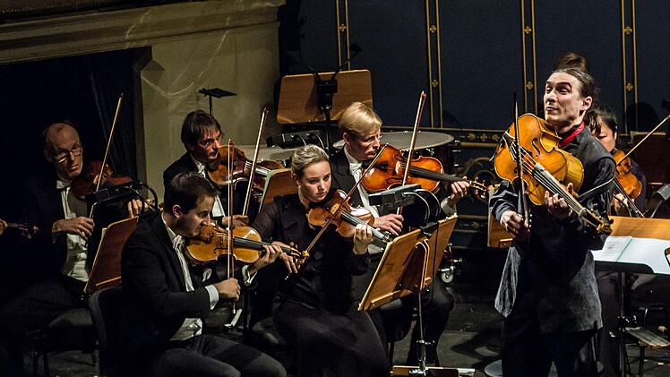 Begeisterten Applaus gab es für Sergey Malov als Solist und Dirigent und für das Philharmonische Orchester beim Sinfoniekonzert im Landestheater Coburg.Foto: Jochen Berger