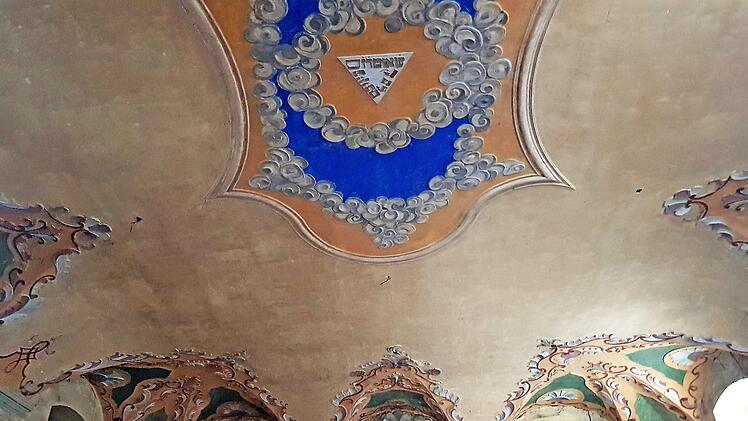 Die Decke des großen Betsaales ist aufwändig verziert.Evi Seeger