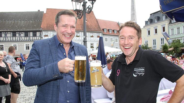 Ronald Friedlein von der Agentur "Vaganza" stieß mit Starkoch Alexander Herrmann auf die italienische Nacht an. Foto: Sonny Adam