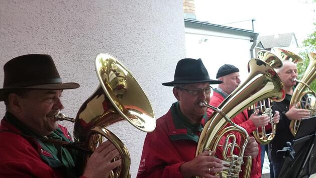 Paul Geier, auf dem Foto in der Mitte der Musikanten. Foto: Philipp Bauernschubert