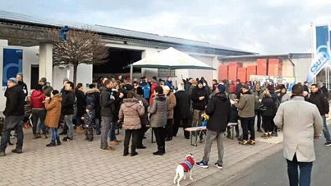 Zur feierlichen Einweihung der neuen Hackschnitzelheizung in Untermembach waren zahlreiche interessierte Besucher gekommen.