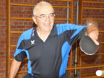 80 Jahre und an der Tischtennis-Platte noch kein bisschen m&uuml;de. "Ich hoffe sehr, dass die Pandemie bald ein gutes Ende findet und ich wieder meinem Sport nachgehen kannt", sagt Mete Hamurculu.  Foto: Herbert Gillig