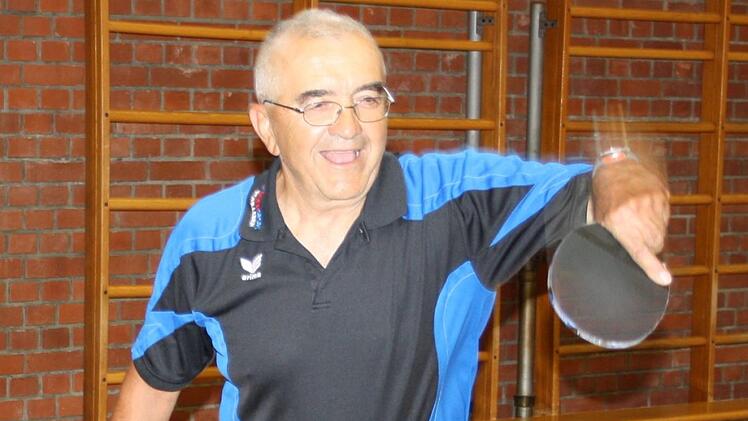 80 Jahre und an der Tischtennis-Platte noch kein bisschen m&uuml;de. "Ich hoffe sehr, dass die Pandemie bald ein gutes Ende findet und ich wieder meinem Sport nachgehen kannt", sagt Mete Hamurculu.  Foto: Herbert Gillig