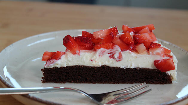 Der leckere Erdbeer-Brownie-Kuchen lässt die Herzen von Schokoladen-Fans und Früchte-Liebhabern höher schlagen.