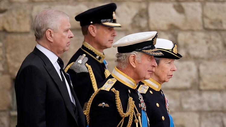 Die 2022 verstorbene Queen Elizabeth II. hatte vier Kinder: der erstgeborene Charles (dritter von links) erbte den Thron, seine jüngeren Geschwister Anne, Andrew (links) und Edward mussten sich mit der Rolle als "Ersatzerben" abfinden. Was das bedeutet, zeigt eine neue ZDF-Dokumentation.