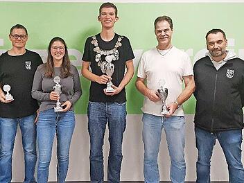 Das Königshaus: (von links) 1. Sportleiter Benedikt Müller-Bohley, Schwanzkönig André Schneider, 1. Ritter Mia Schneider, Schützenkönig Philipp Kirchner, 2. Ritter Jürgen Wohlfart, 1. Schützenmeister Alexander Porkristl und 2. Sportleiter Ingo Linke.