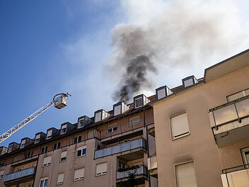 Verletzte bei Wohnungsbrand in f&uuml;nftem Stock in F&uuml;rth