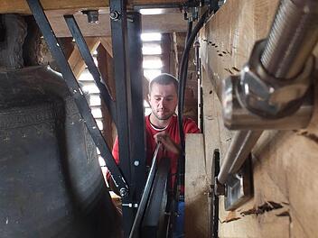 Thomas Hollering bei der Montage. Foto: Manfred Welker