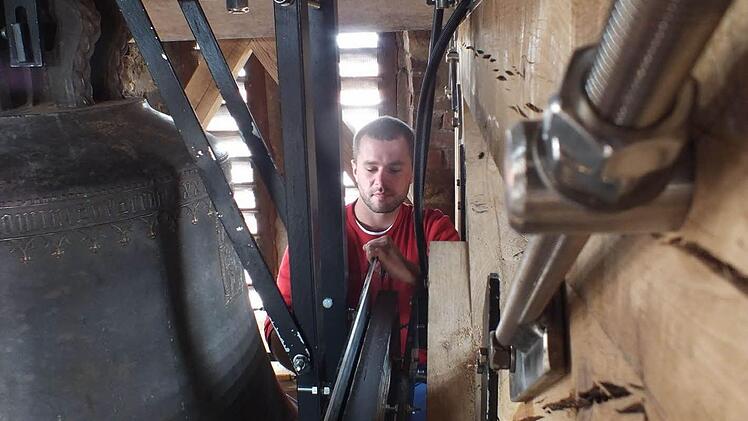 Thomas Hollering bei der Montage. Foto: Manfred Welker
