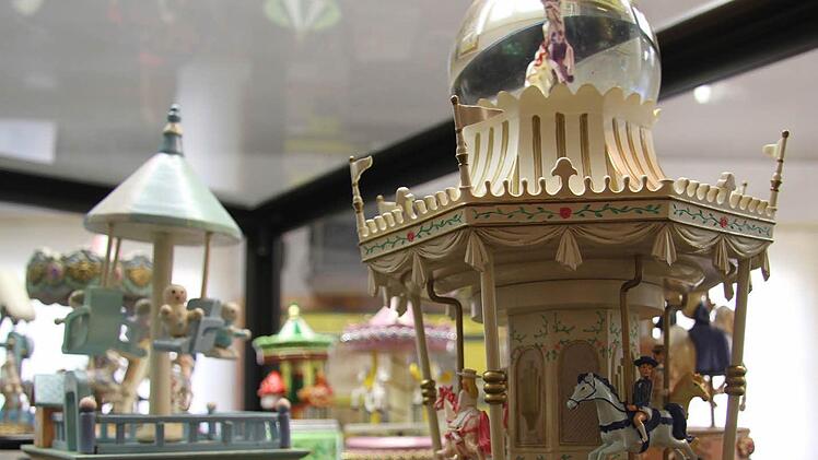 "Wenn ein Löffelchen von Zucker bittere Medizin versüßt", erklingt, wenn man das Mary-Poppins-Karussell aufzieht. Das wohl berühmteste Kindermädchen, das im Film Millionen Kinder und Erwachsene verzaubert hat, hat auf dem Karusselldach noch eine Schneekugel - in der natürlich auch Mary Poppins sitzt.