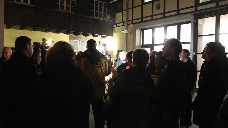 Gut 150 Bürger kamen zur Gemeinderatssitzung in Zapfendorf am Donnerstagabend. Diese wurde wegen des Andrangs ins Feuerwehrhaus verlegt. Foto: Sebastian Martin