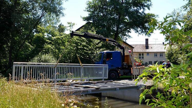 Stück für Stück wuchs in den vergangenen Tage die Brücke Richtung Feuln. Foto: Dieter Hübner