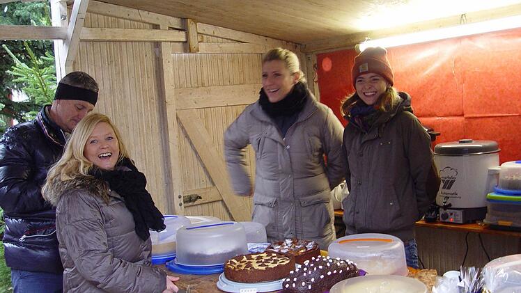 Kuchen, Kaffee, Kinderpunsch und Glühwein zum Aufwärmen fanden beim Adventsmarkt regen Zuspruch. Foto: Brigitta Kempe-Wolf