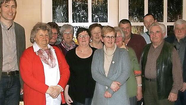 Diese Mitglieder halten dem Verein lange schon die Treue, wof&uuml;r ihnen Kreisfachberater Michael Stromer (links) und Vorsitzende Irmgard Zeis (F&uuml;nfte von links) dankten. Mit im Bild ist J&uuml;rgen H&ouml;hnke (Dritter von rechts), der aus dem Vorstand nach 18 Jahren ausschied. Foto: Margarete Fischer