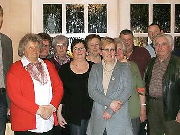 Diese Mitglieder halten dem Verein lange schon die Treue, wofür ihnen Kreisfachberater Michael Stromer (links) und Vorsitzende Irmgard Zeis (Fünfte von links) dankten. Mit im Bild ist Jürgen Höhnke (Dritter von rechts), der aus dem Vorstand nach 18 Jahren ausschied. Foto: Margarete Fischer