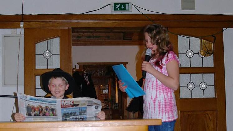 Der Bütten-Nachwuchs Tristan Grünewald und Chiara Schmitt machten sich politische Gedanken. Foto: Steffi Elm