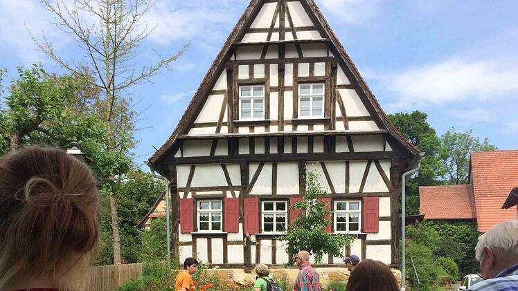 Wunderschönes Mistendorf: Nur die wenigsten Teilnehmer kannten bisher den Lindenplatz mit den vier liebevoll renovierten Fachwerkhäusern aus dem 18. Jahrhundert.  Fotos: Gertrud Glössner-Möschk
