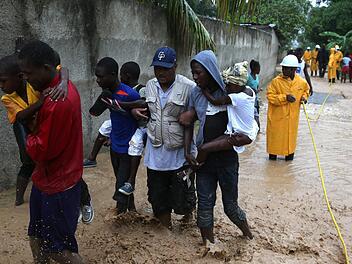 Der Hurrikan hat Haiti schwer getroffen. Hier flüchten Familien vor dem Hochwasser. Foto: dpa