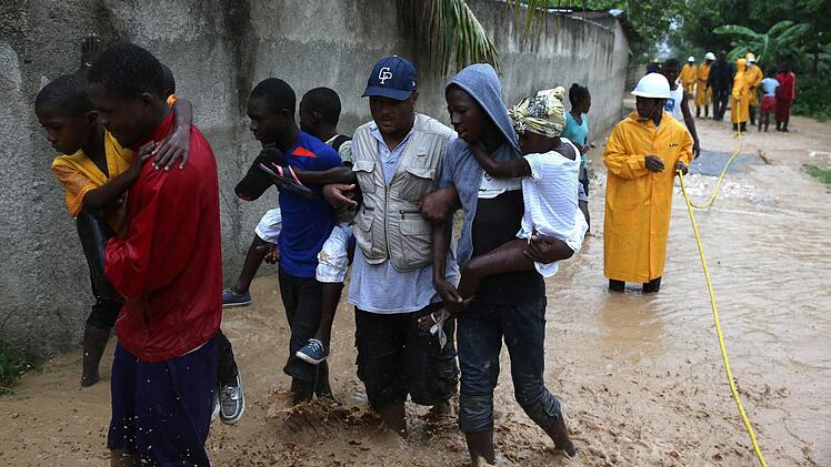 Der Hurrikan hat Haiti schwer getroffen. Hier flüchten Familien vor dem Hochwasser. Foto: dpa