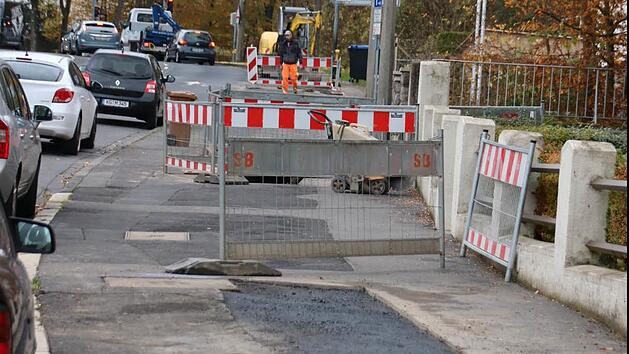 Durchl&ouml;chert: Gleich an mehreren Stellen musste der Gehweg entlang der Erhardstra&szlig;e ge&ouml;ffnet werden, um den Schaden an einer 1000-Volt-Leitung zu beheben. Ein Teil der Anwohner war deshalb zw&ouml;lf Stunden ohne Strom, Firmen mussten ihre Mitarbeiter nach Hause schicken. Foto: Ralf Ruppert
