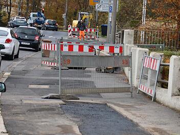 Durchlöchert: Gleich an mehreren Stellen musste der Gehweg entlang der Erhardstraße geöffnet werden, um den Schaden an einer 1000-Volt-Leitung zu beheben. Ein Teil der Anwohner war deshalb zwölf Stunden ohne Strom, Firmen mussten ihre Mitarbeiter nach Hause schicken. Foto: Ralf Ruppert