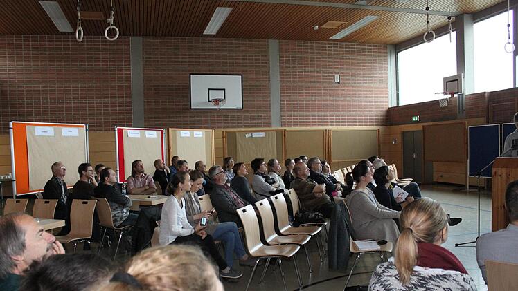 Viele Stühle waren leer geblieben. Foto: Carmen Schwind