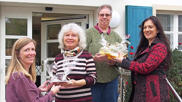 Die Quizgewinnerinnen Sylvia Spitzenpfeil (3. von links) und Maria Gomar (2. von links) freuten sich &uuml;ber ihre Preise, die von Kerstin Heinlein (links) und Dr. Nata&scaron;a Luz (rechts) &uuml;berreicht wurden. Foto: LRA