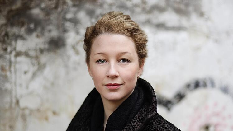 Sara Magenta Schneyer tritt als Gesangssolistin auf. pr
