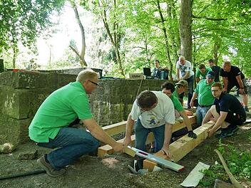 Der Brückenbau im Jörgentorpark war ein Gemeinschaftswerk von Mitgliedern des Feuerwehr-Stammtisches "Kübelspritze".  Heike Beudert