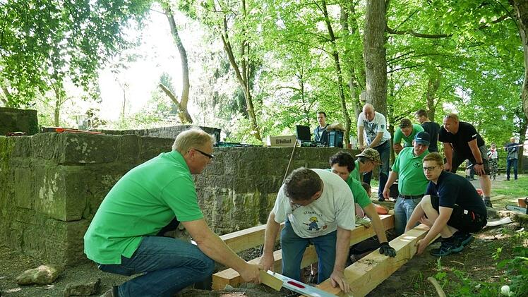Der Brückenbau im Jörgentorpark war ein Gemeinschaftswerk von Mitgliedern des Feuerwehr-Stammtisches "Kübelspritze".  Heike Beudert