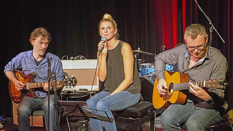 Das Trio "Sophie & the Blues" mit Klaus Neubert, Sophia Weinberger und Niko Wörtmann (von links) wird die 10. Haßfurter Bluesnacht am 24. November in der Rathaushalle eröffnen.Ulrike Langer