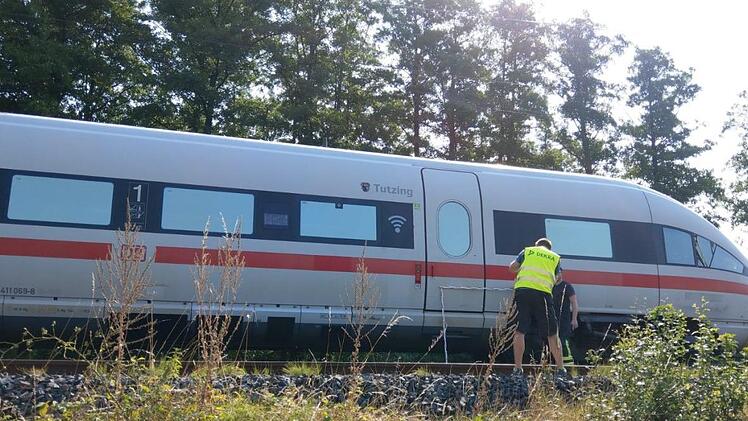 Die Sachverständigen bei Untersuchungen am Zug. Foto: Simone Bastian