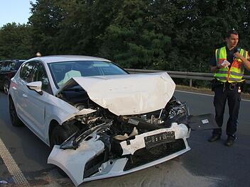 Hat ein junger Mann vor einem Jahr durch sein rücksichtsloses Überholmanöver einen Unfall verursacht und dabei mehrere Menschenleben gefährdet? Damals waren ein Seat (Bild) und ein VW Transporter demoliert worden. Am Amtsgericht Kulmbach wird das Geschehen jetzt aufgearbeitet. Im Herbst folgt das Sachverständigengutachten.Archiv/Jochen Nützel