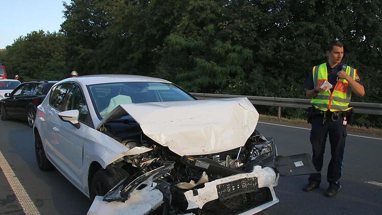 Hat ein junger Mann vor einem Jahr durch sein rücksichtsloses Überholmanöver einen Unfall verursacht und dabei mehrere Menschenleben gefährdet? Damals waren ein Seat (Bild) und ein VW Transporter demoliert worden. Am Amtsgericht Kulmbach wird das Geschehen jetzt aufgearbeitet. Im Herbst folgt das Sachverständigengutachten.Archiv/Jochen Nützel