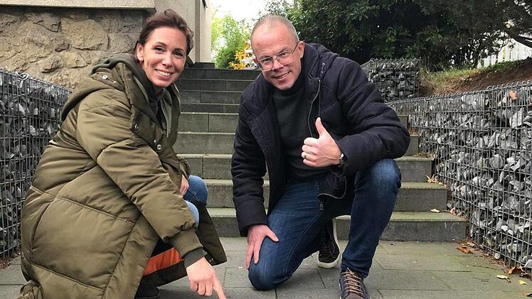 Auf ihrem Grundstück in Aachen haben Annette und Christian Schorn einen Gullydeckel aus Coburg einsetzen lassen. Die Idee kam ihnen bei einem Besuch der Vestestadt im vergangenen Jahr. Foto: privat